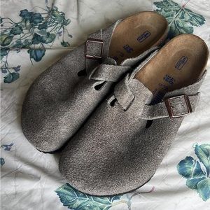 Size 40 Med/Wide Soft Footbed Suede Birkenstock Bostons in Taupe